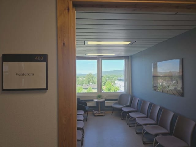 Venterommet i klinikken med utsikt mot Røa